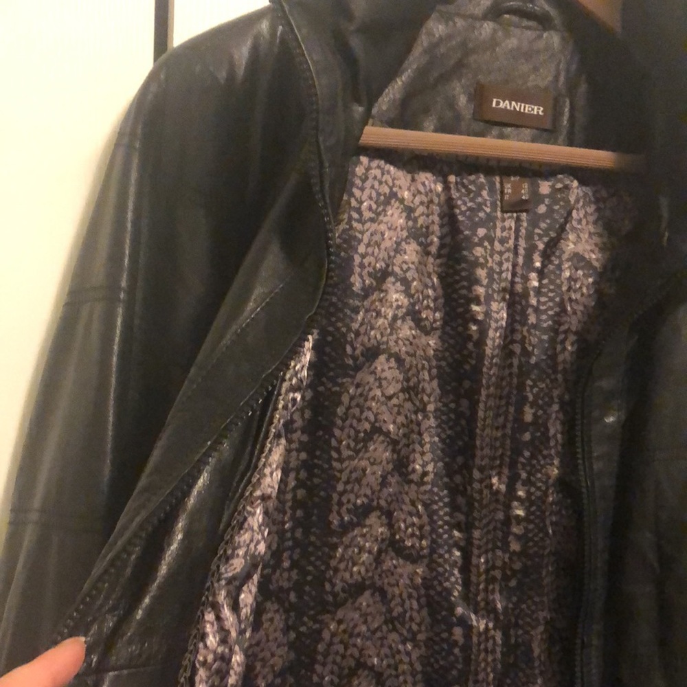 Ladies Black leather coat by Danier. EUC  Size SM   Fully thinsulate lining. - Picture 4 of 9